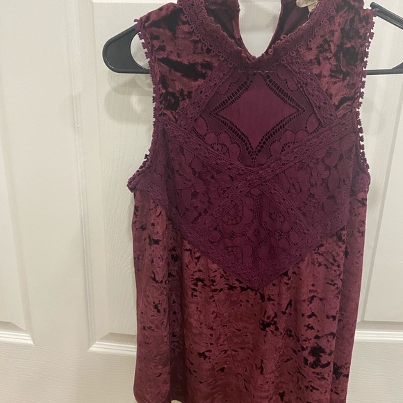 NWT velvet women’s blouse/top perfect for Valentine’s Day! - Picture 4 of 5